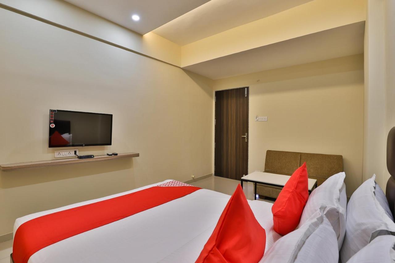 Oyo 28429 Hotel Citadel Сурат Экстерьер фото