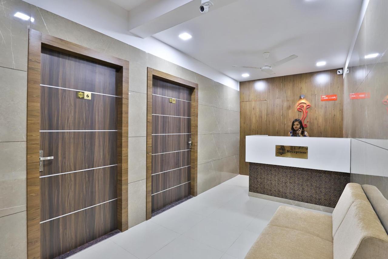 Oyo 28429 Hotel Citadel Сурат Экстерьер фото