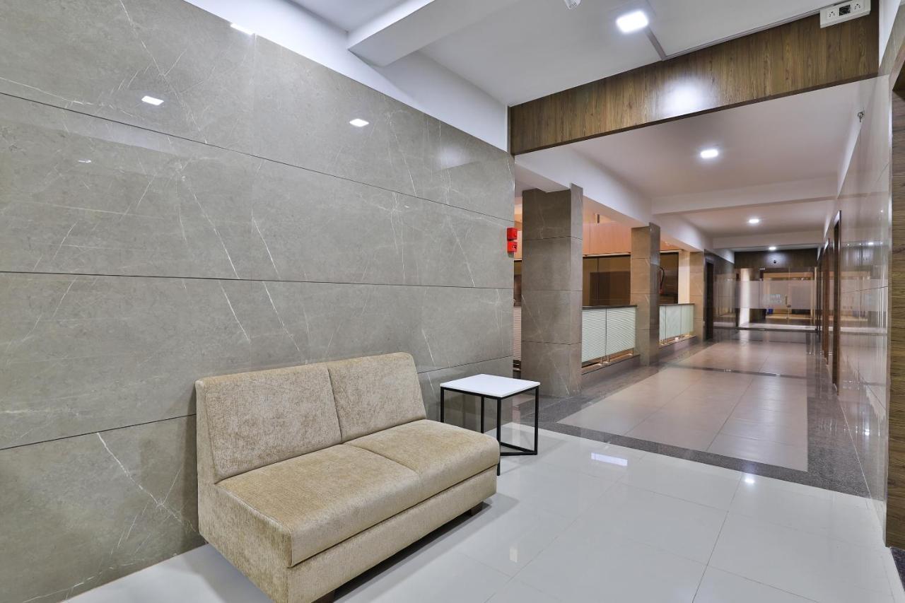 Oyo 28429 Hotel Citadel Сурат Экстерьер фото