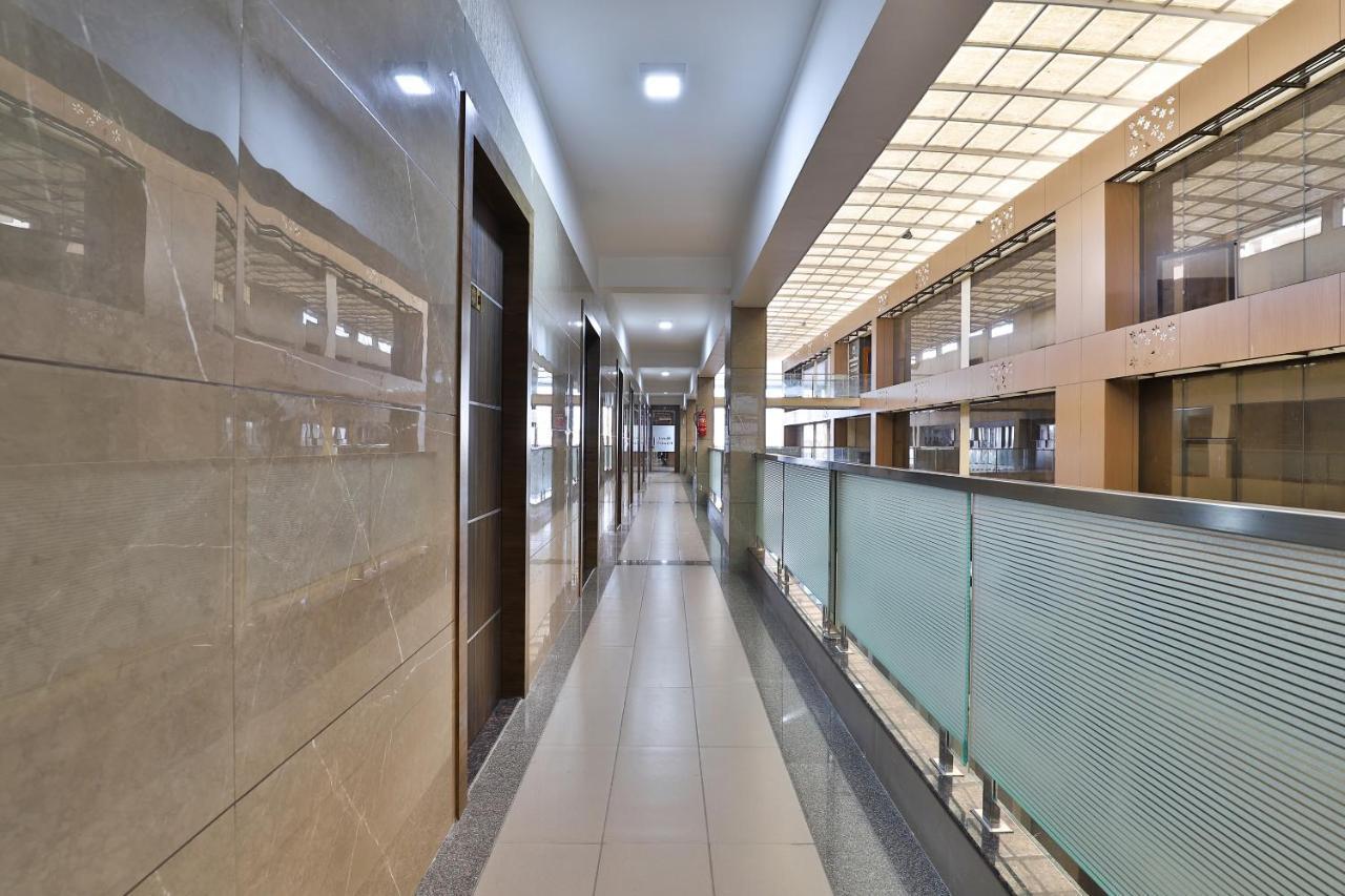 Oyo 28429 Hotel Citadel Сурат Экстерьер фото